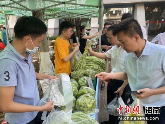 消費助農大集市活動現場，泡椒很快銷售一空。符宇群攝